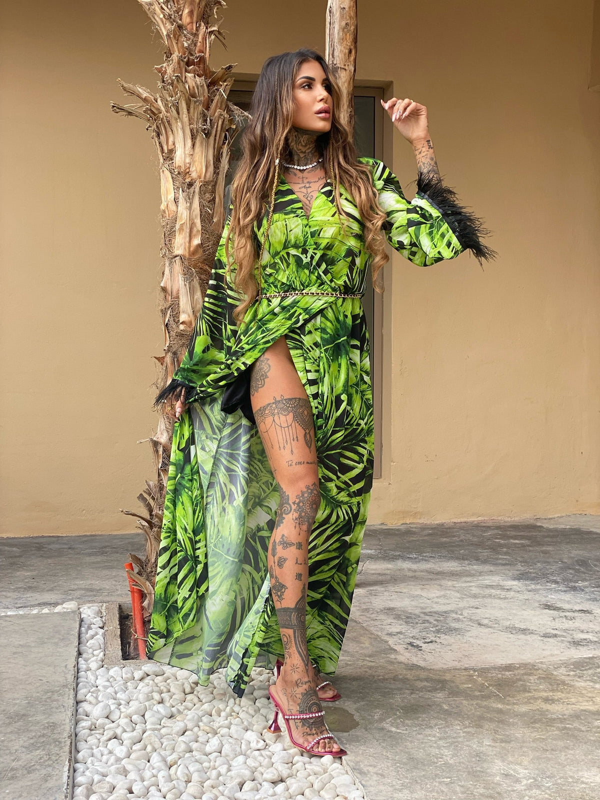 Abito con maxi spacco green con piume nere