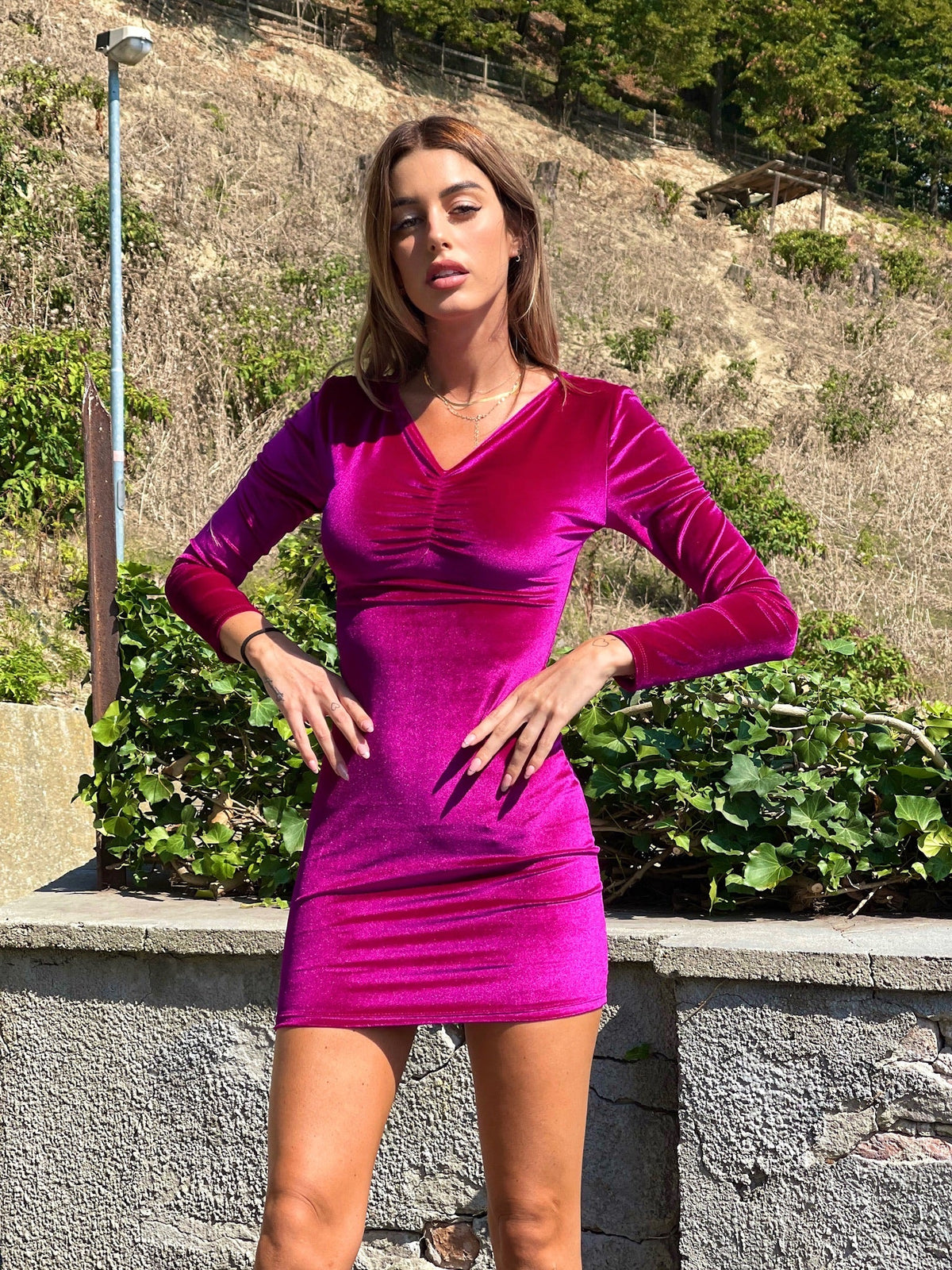 Abito in velluto con scollo a V