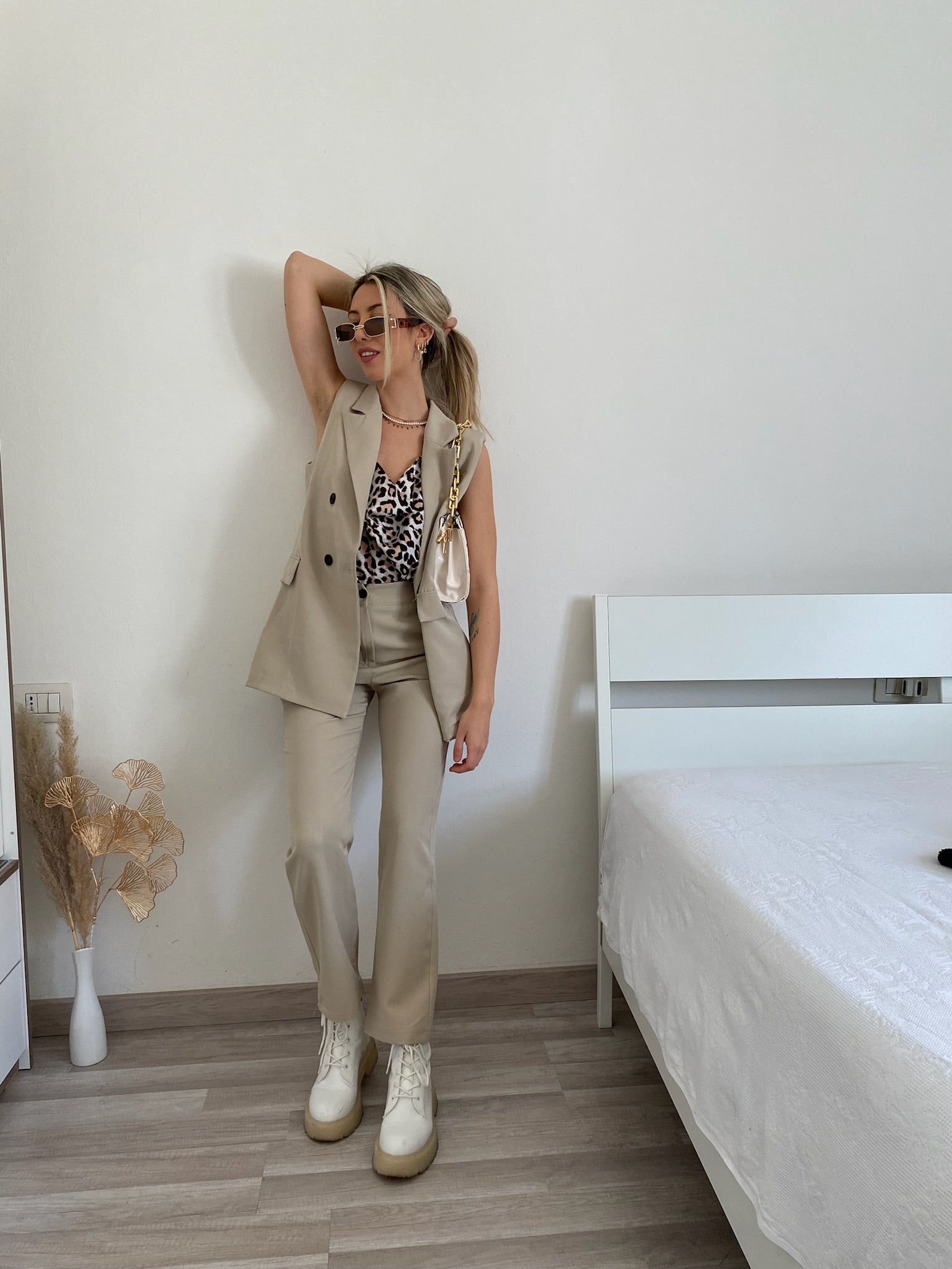 Completo smanicato e pantalone beige