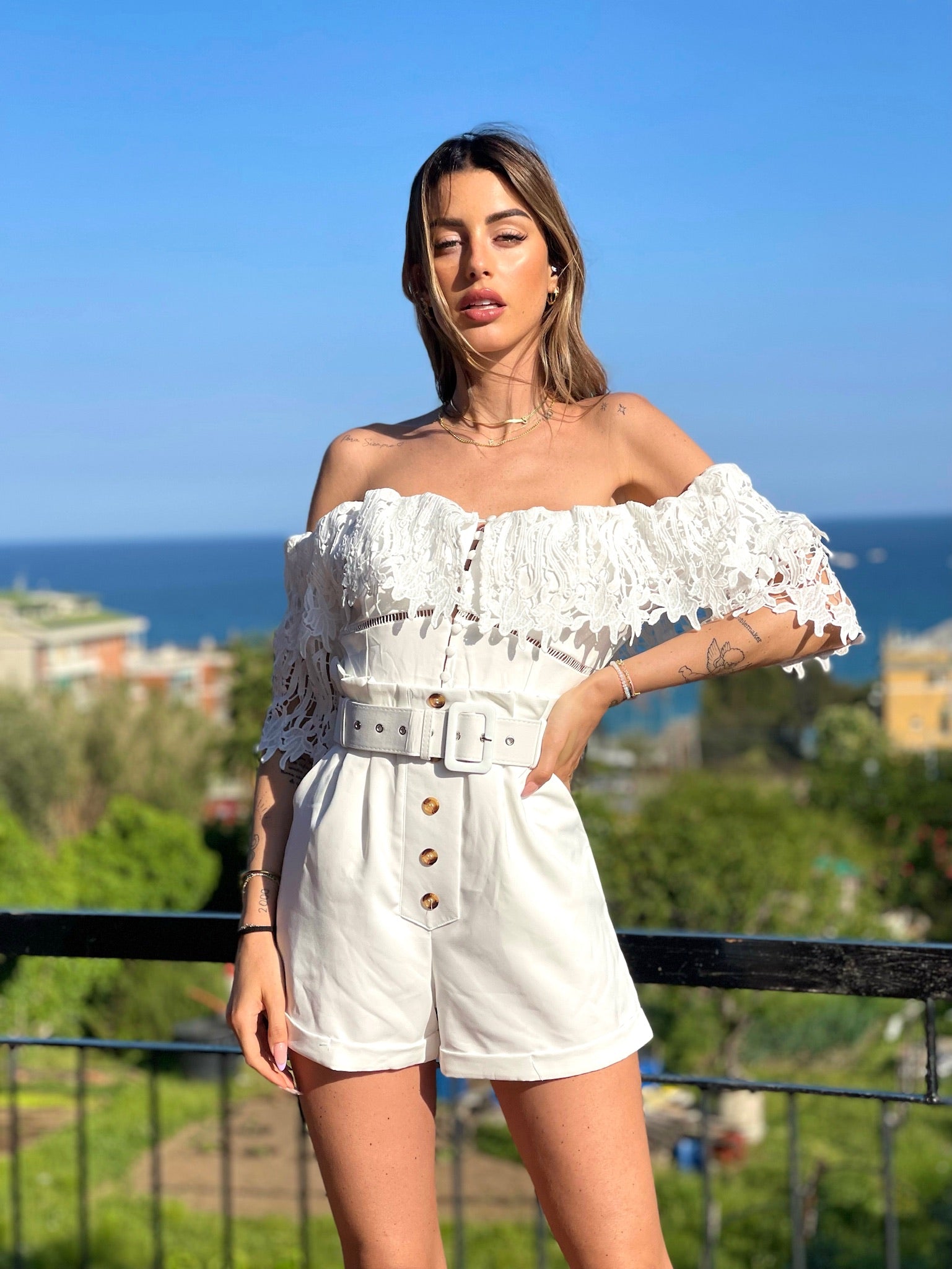 Tutina bianca scollo a barchetta e pizzo