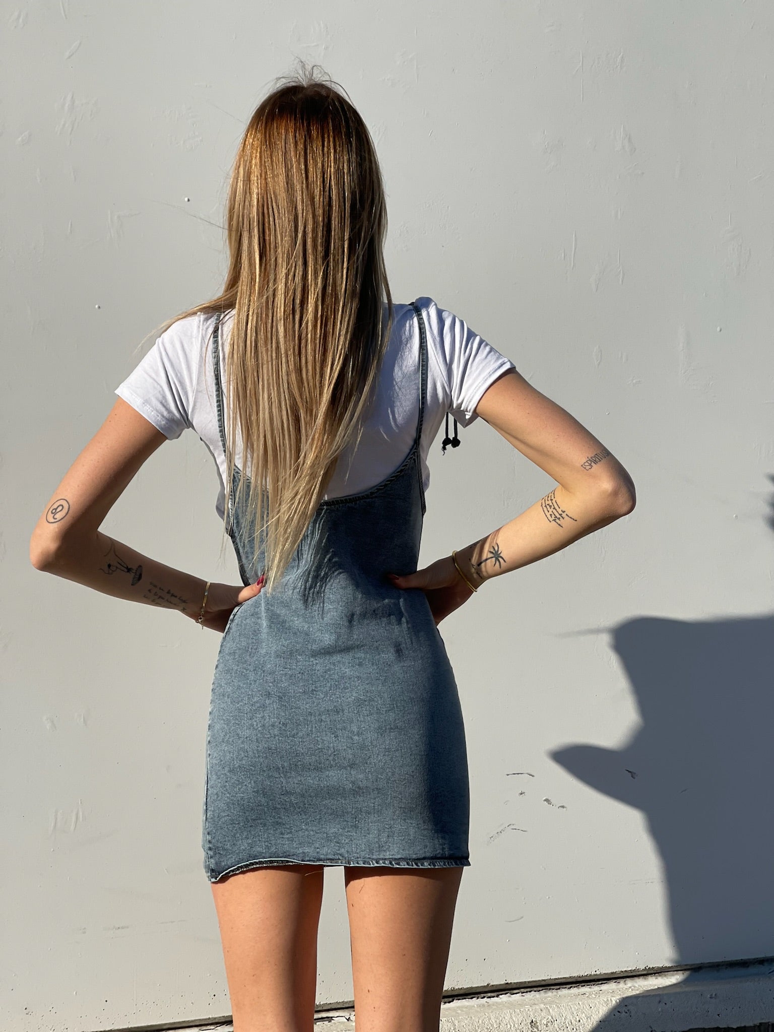 Abito in jeans con t-shirt