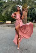 Abito in raso lungo con scollo a barchetta rosa