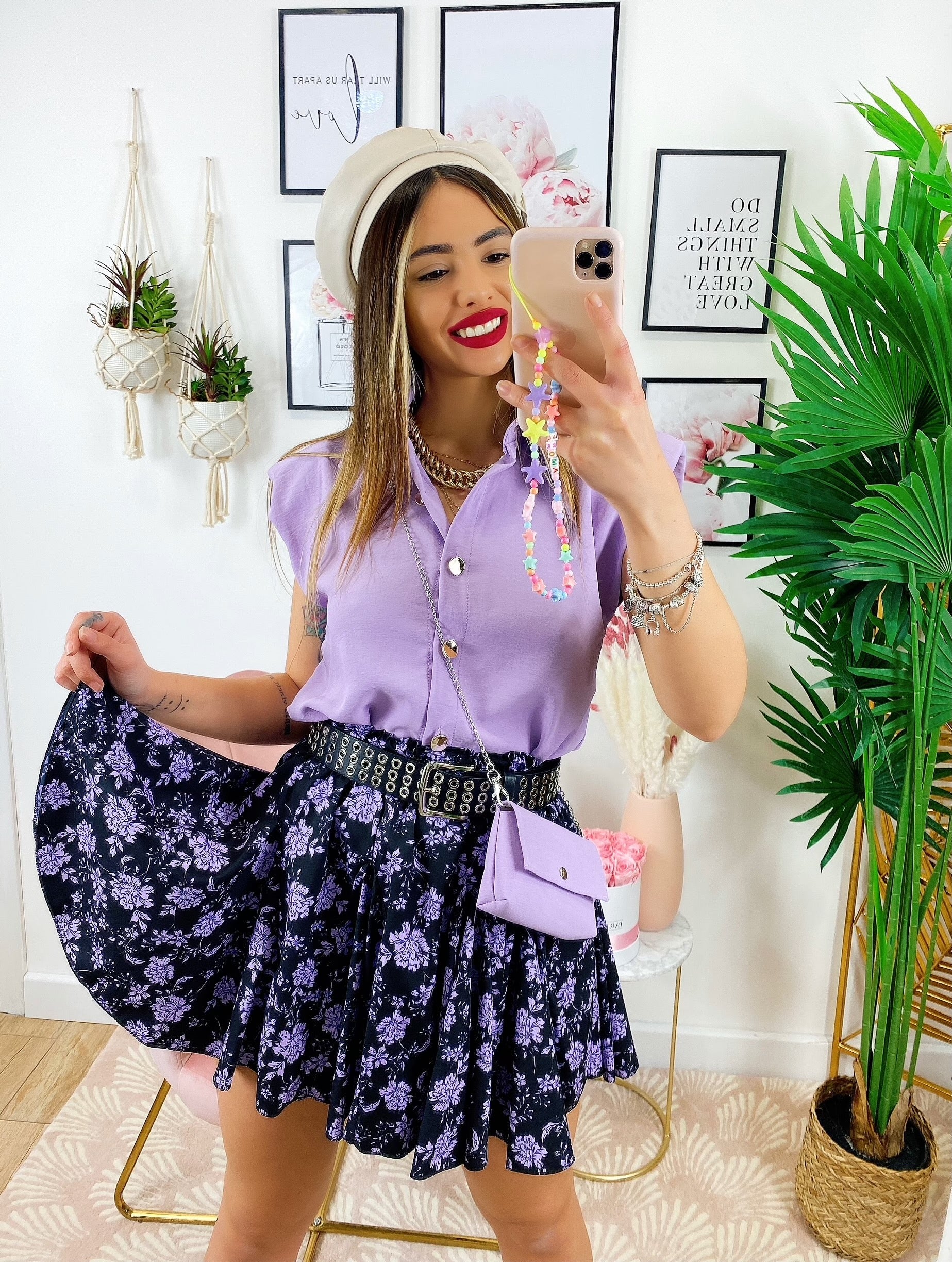 Camicia smanicata con borsetta lilla