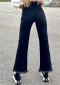 Jeans nero con V sfrangiata