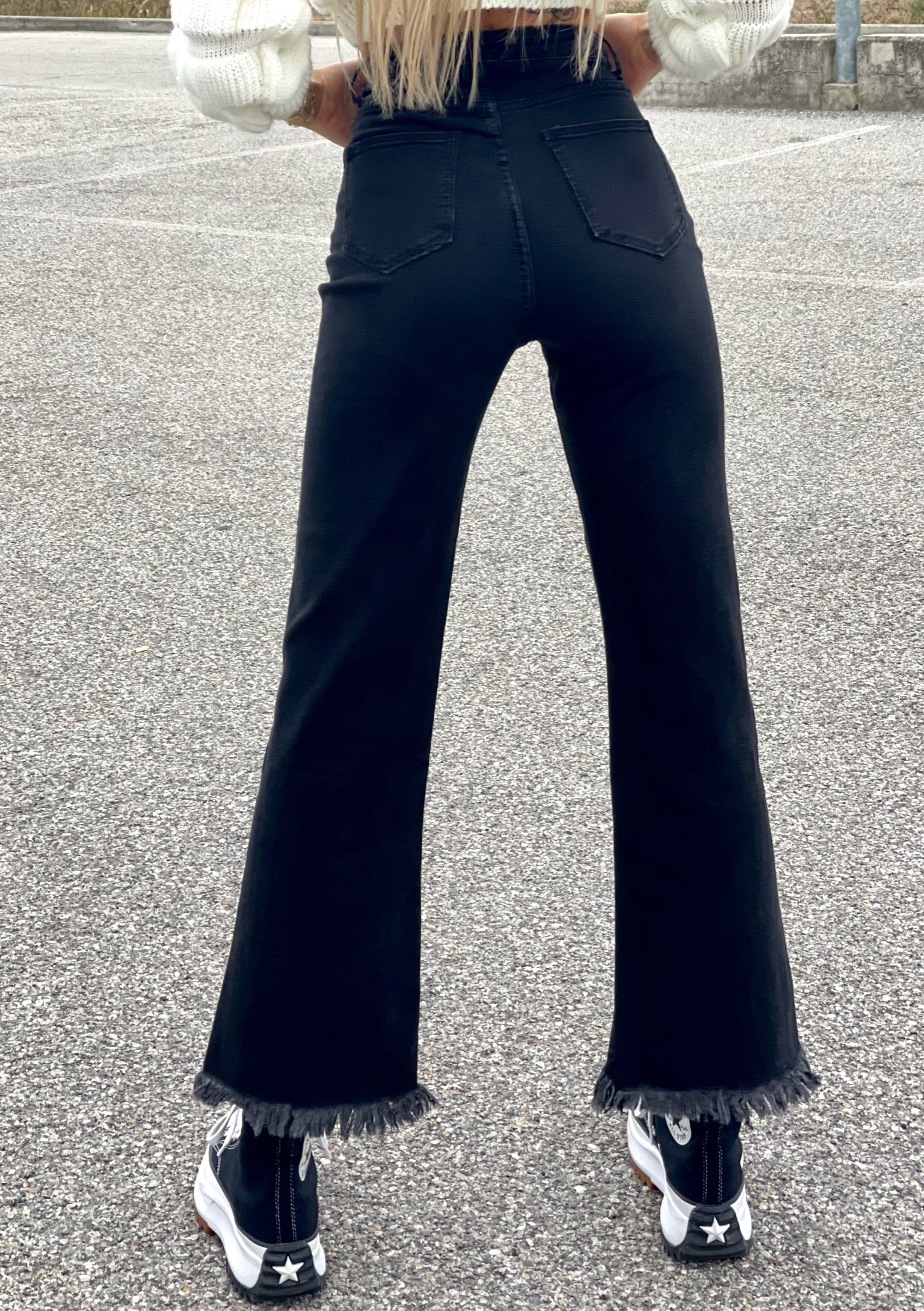 Jeans nero con V sfrangiata