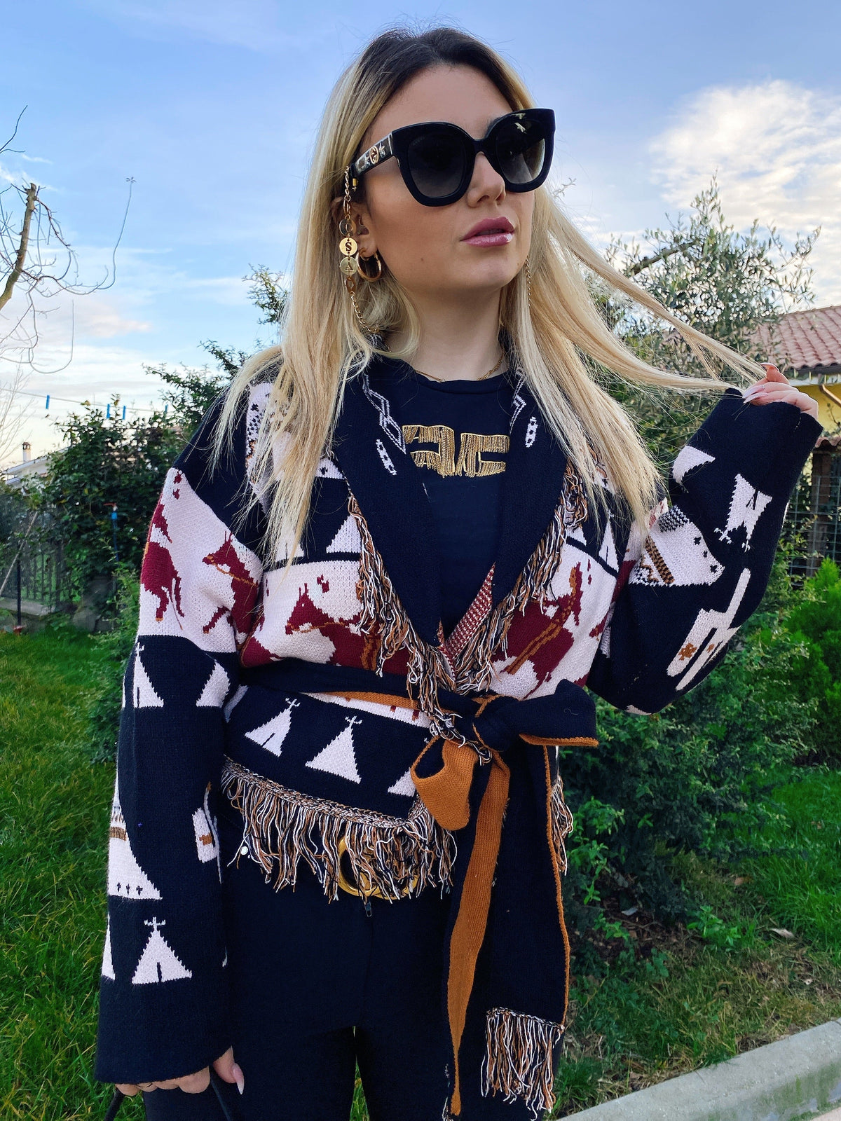 Cardigan corto frange e cinta con cavallo nero