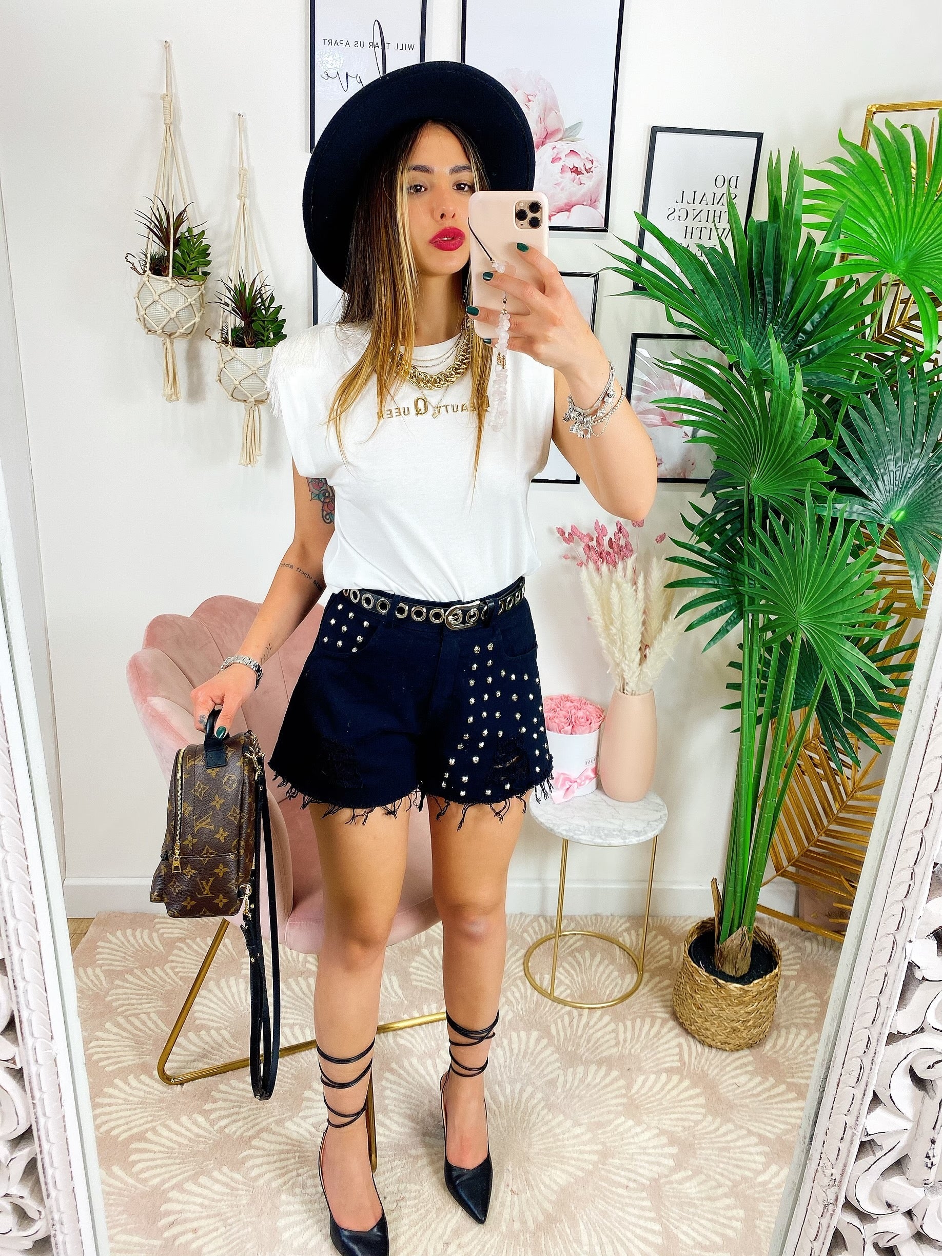 Short sfrangiato con borchie