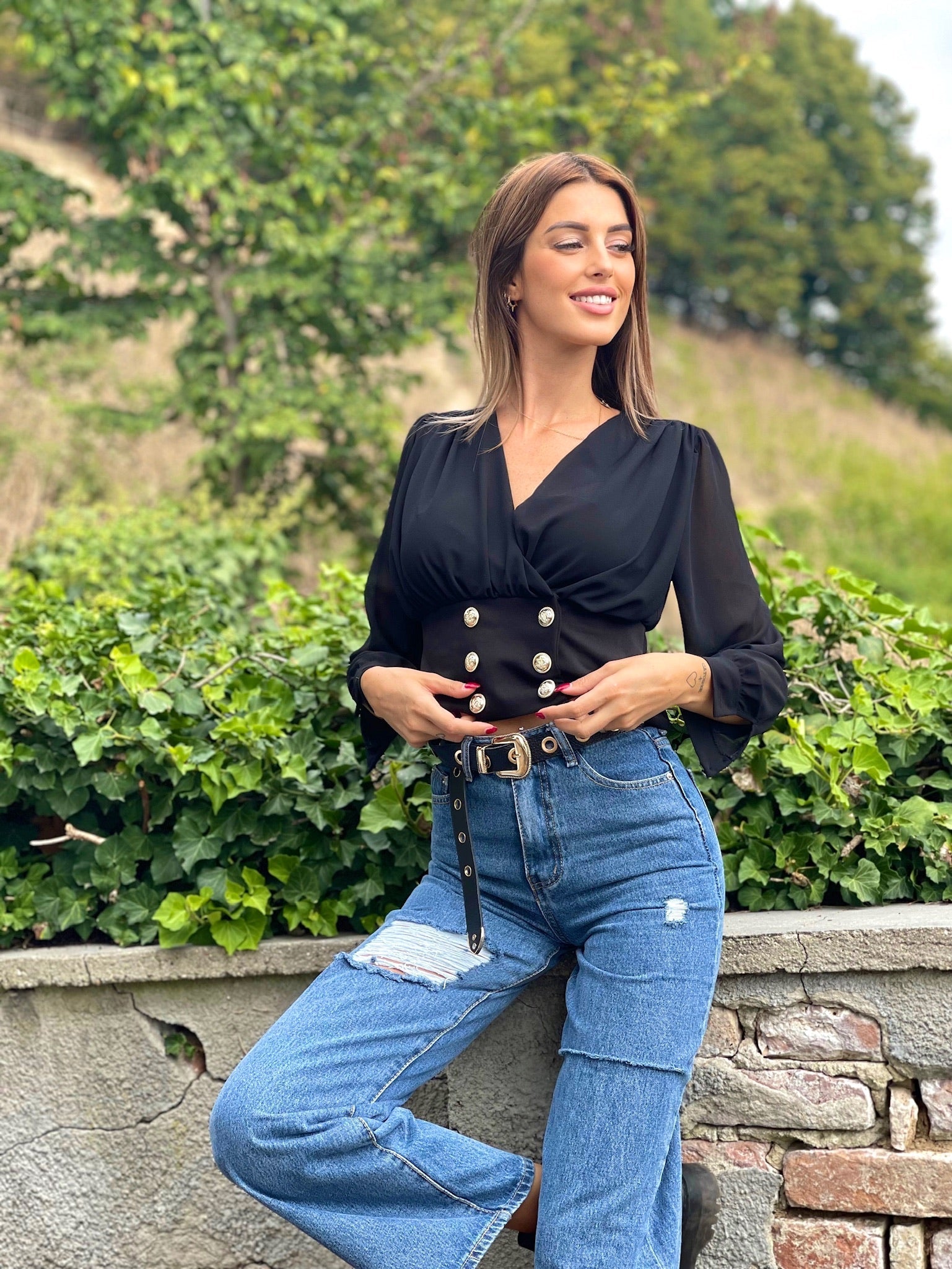 Blusa nera bottoncini oro