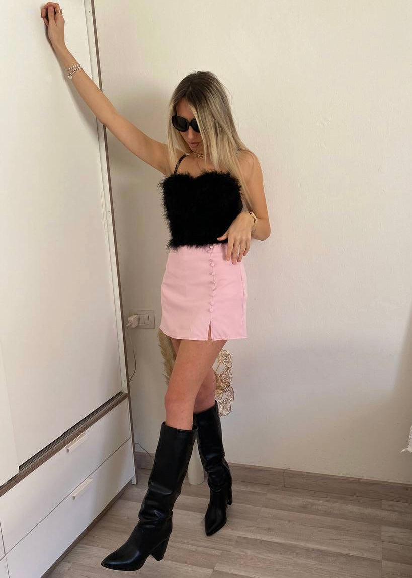 Top nero con piume