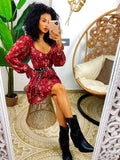 Abito bordeaux scollato con fiori rossi