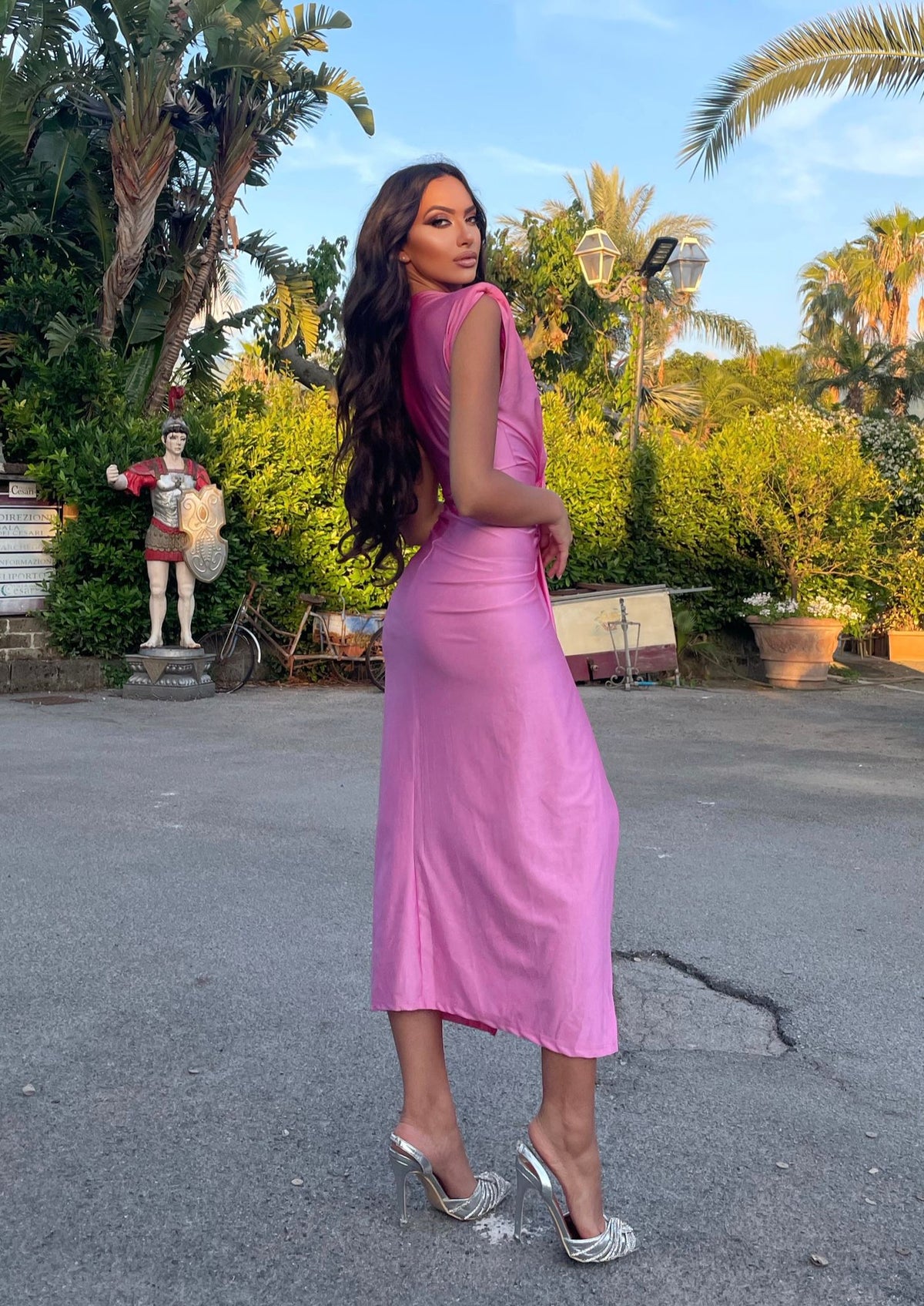Abito rosa midi con scollo a V