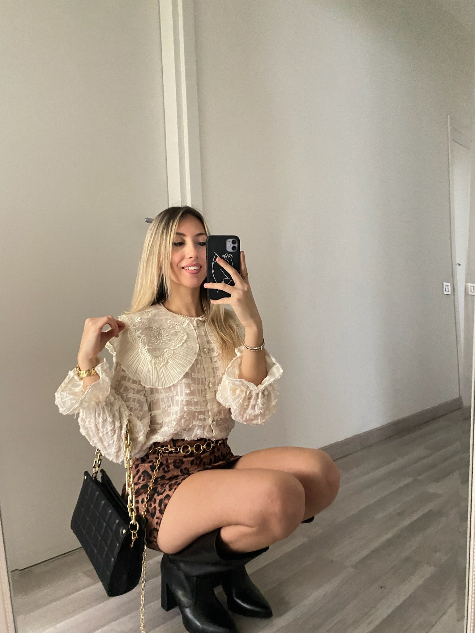 Camicia in pizzo beige con ricami