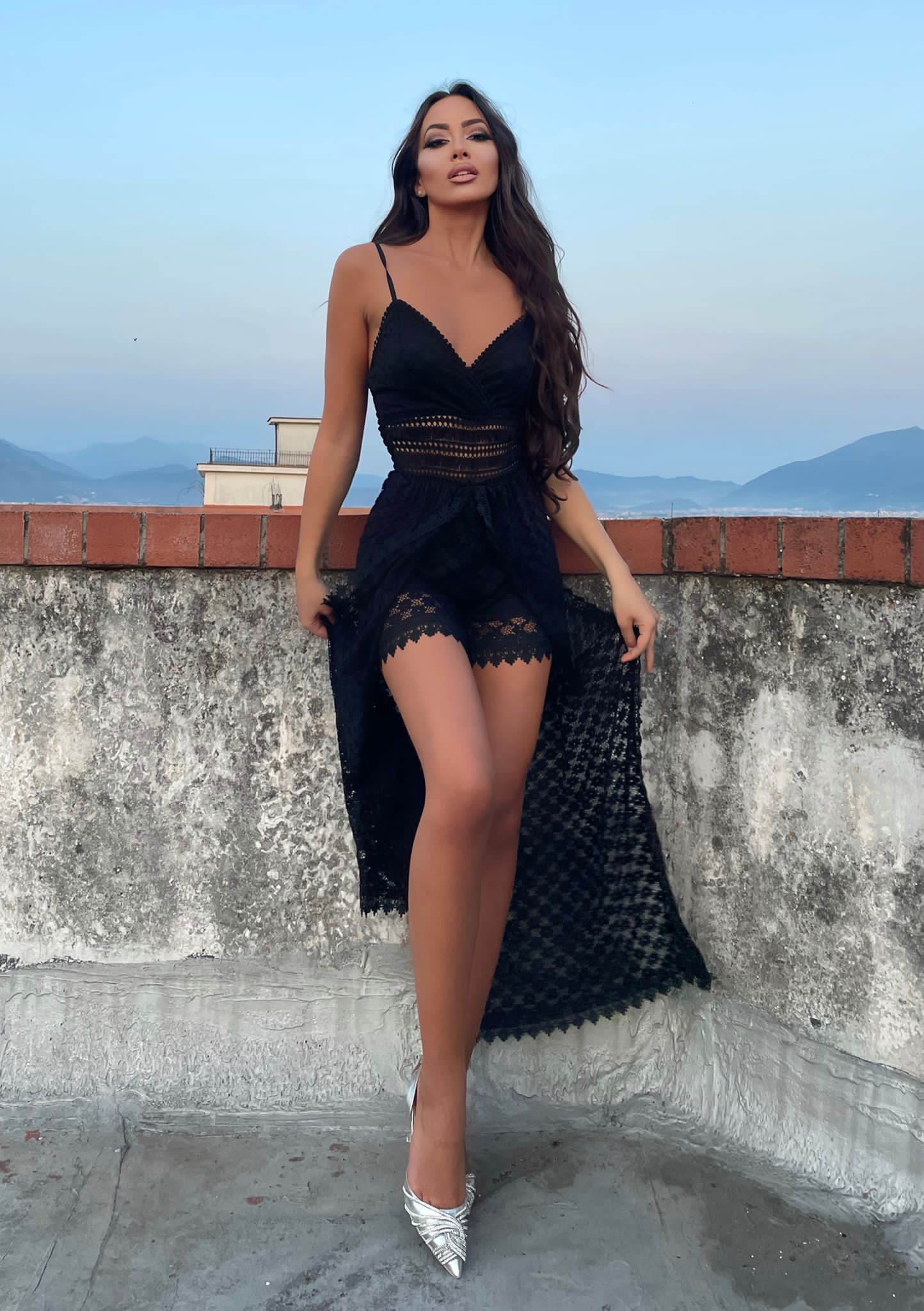 Tutina con maxi gonna in pizzo nero