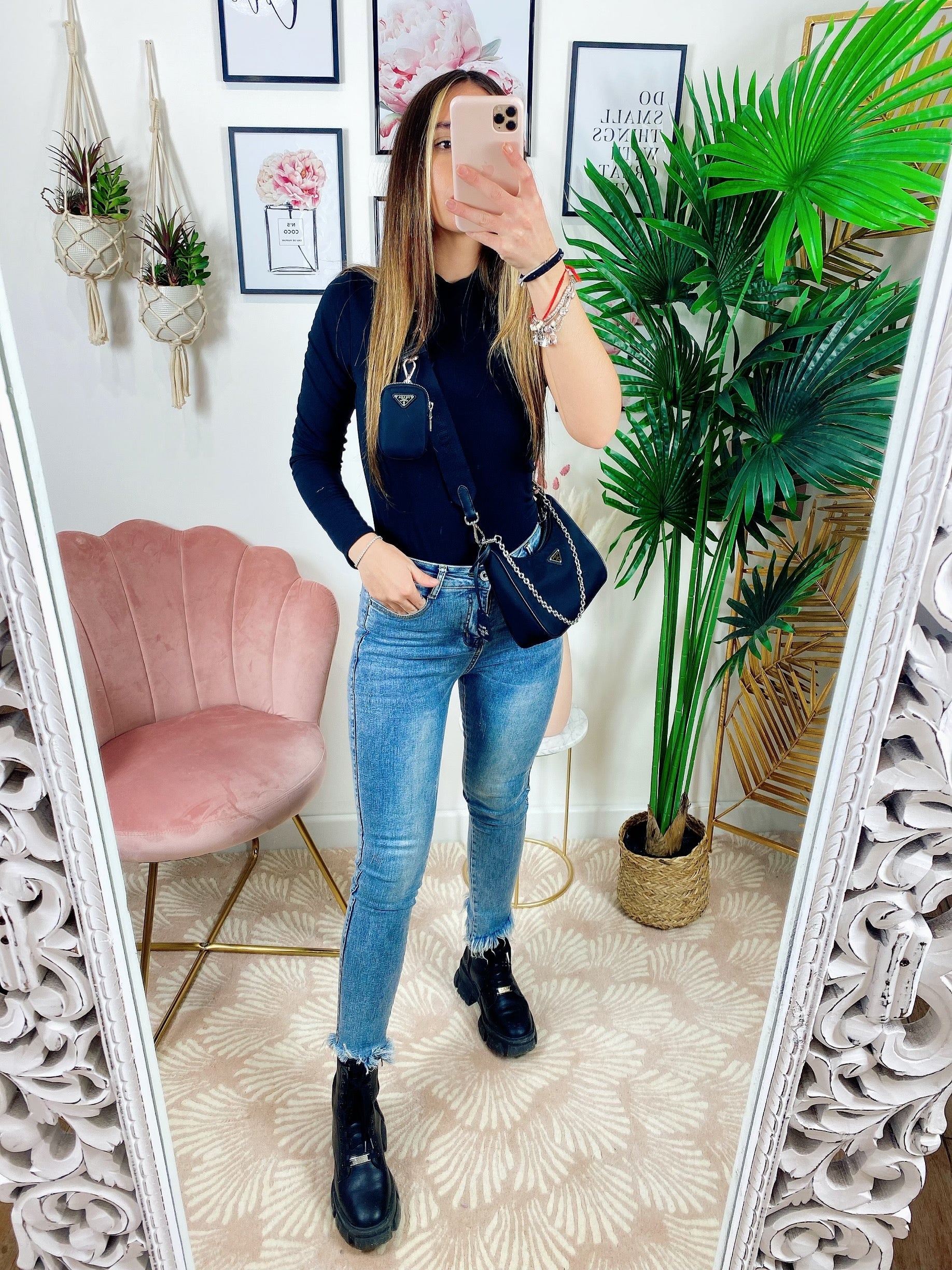 Jeans aderente sfrangiato sotto