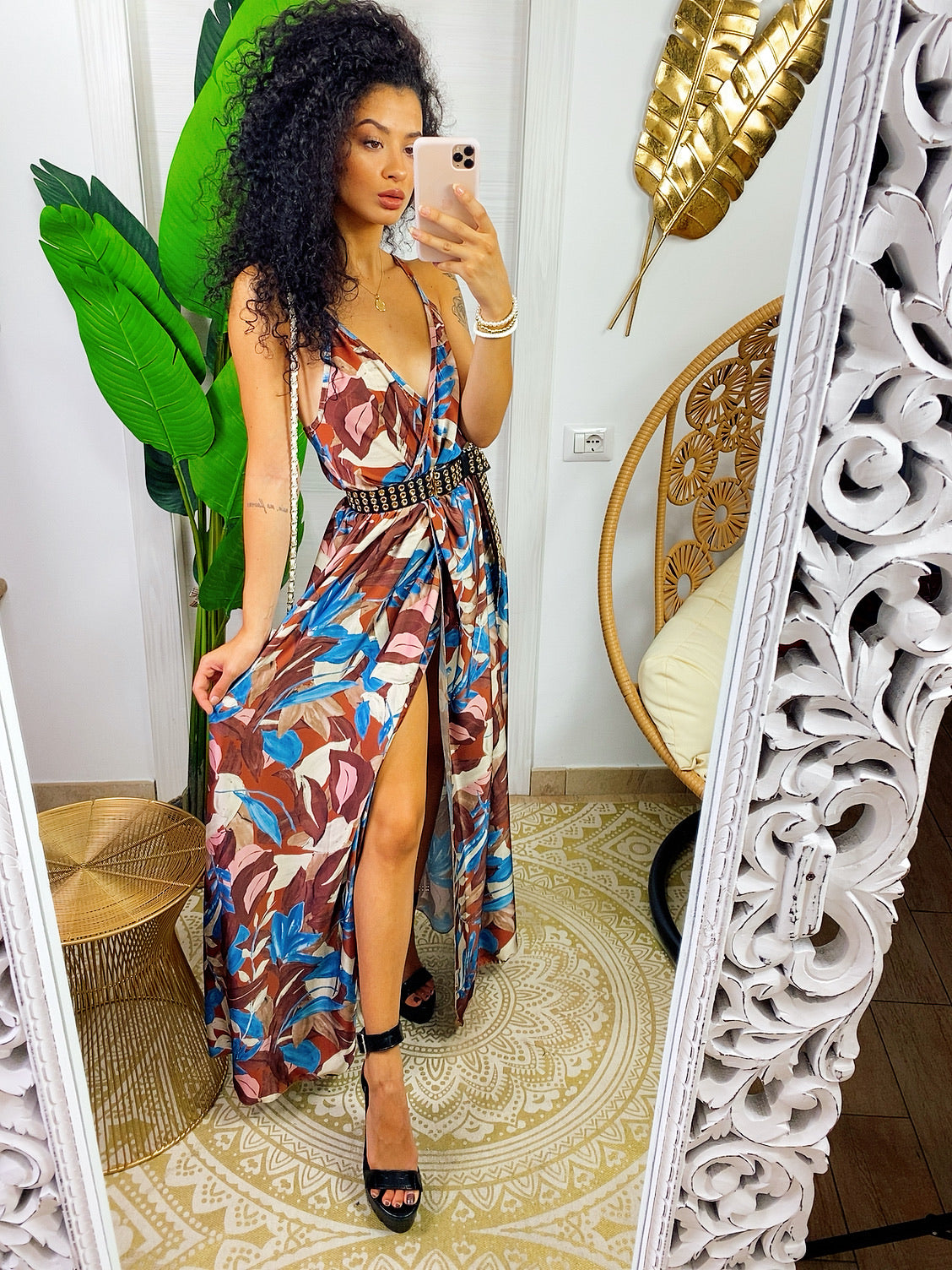 Abito in raso floreale con maxi spacco con foglie
