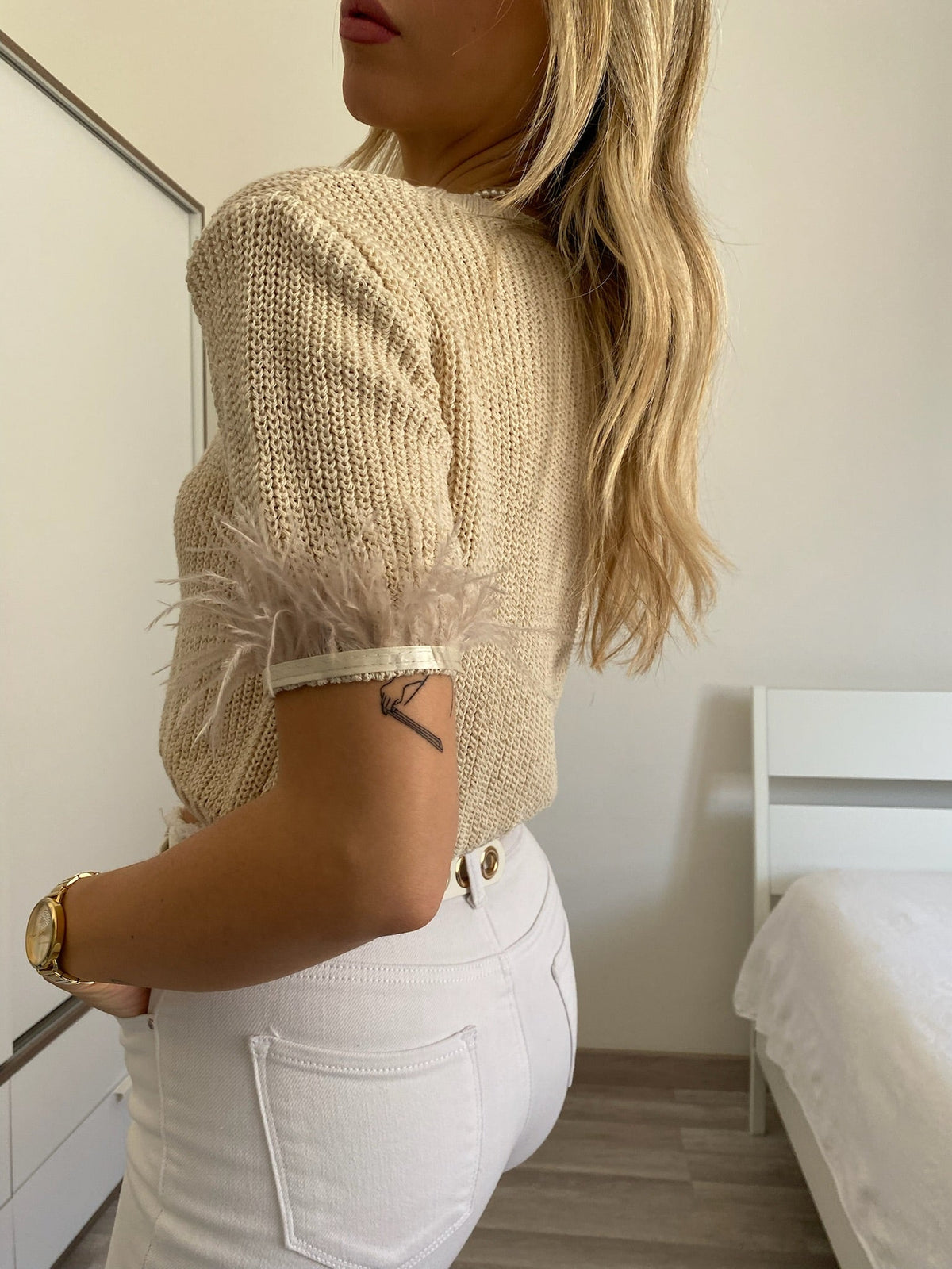Maglioncino crop beige con piume