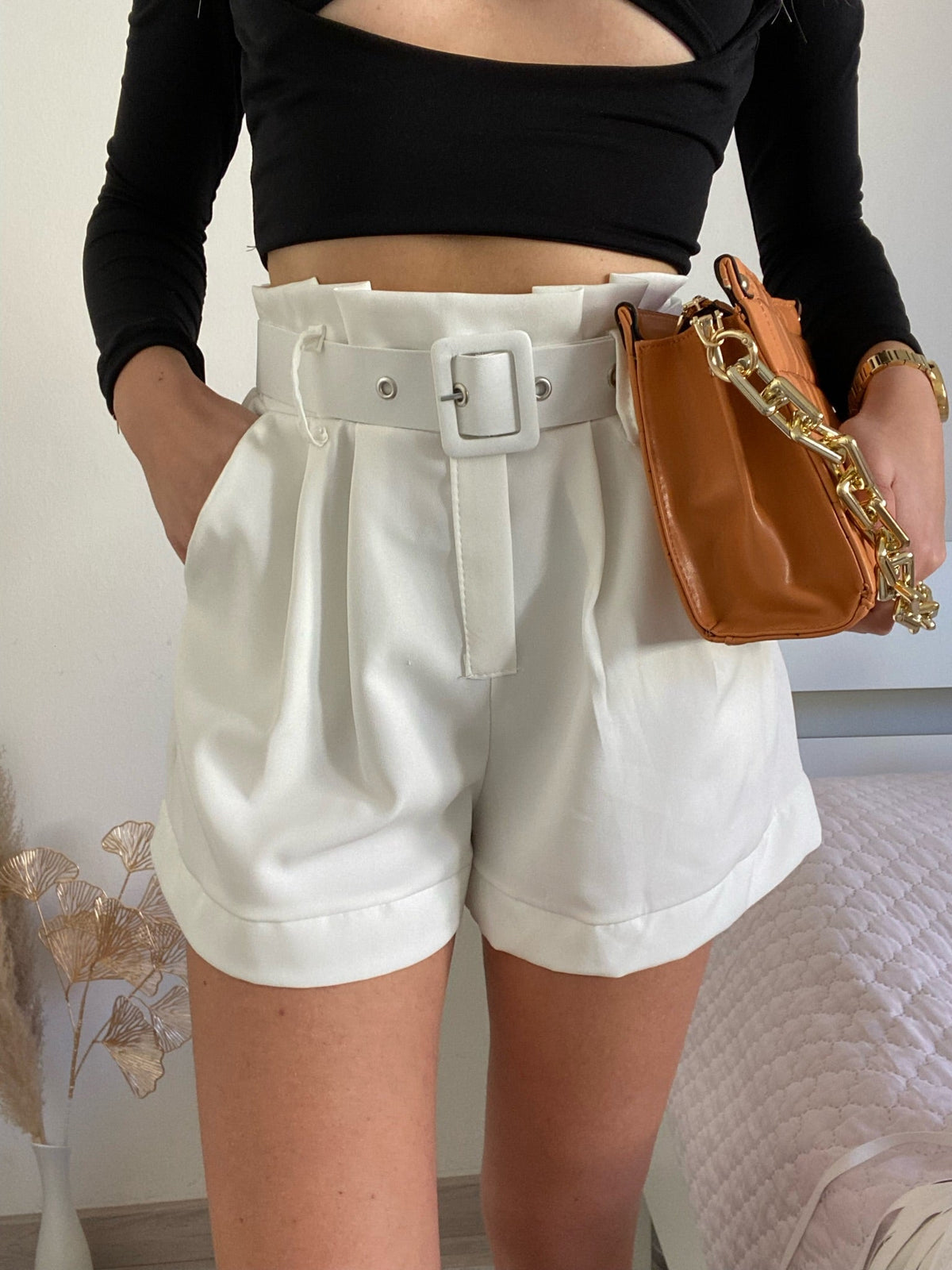 Short bianco con cintura