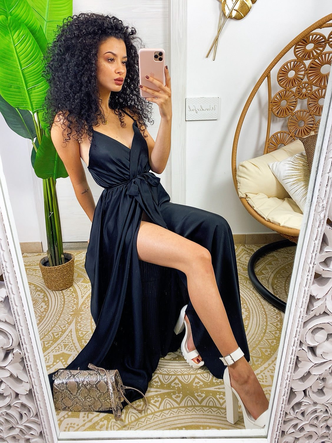 Abito in raso con maxi spacco nero