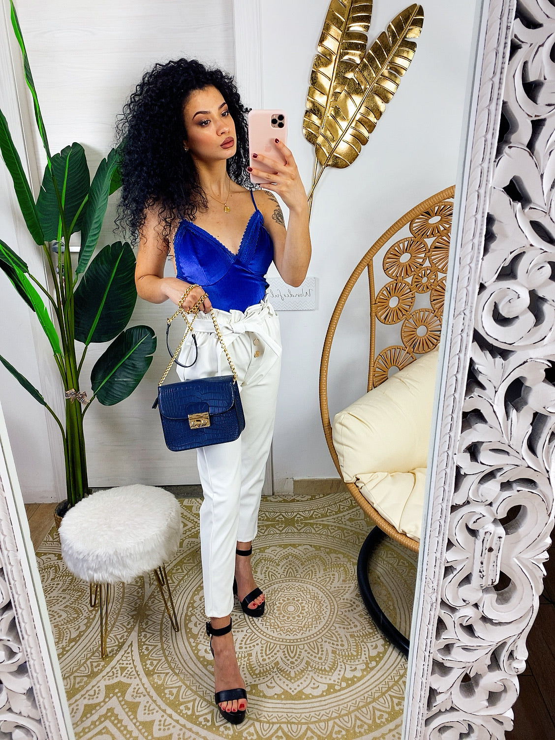 Pantalone in ecopelle con fiocco bianco