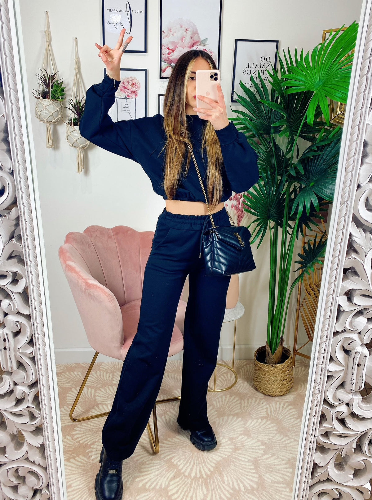 Jogger gamba larga e croptop nera