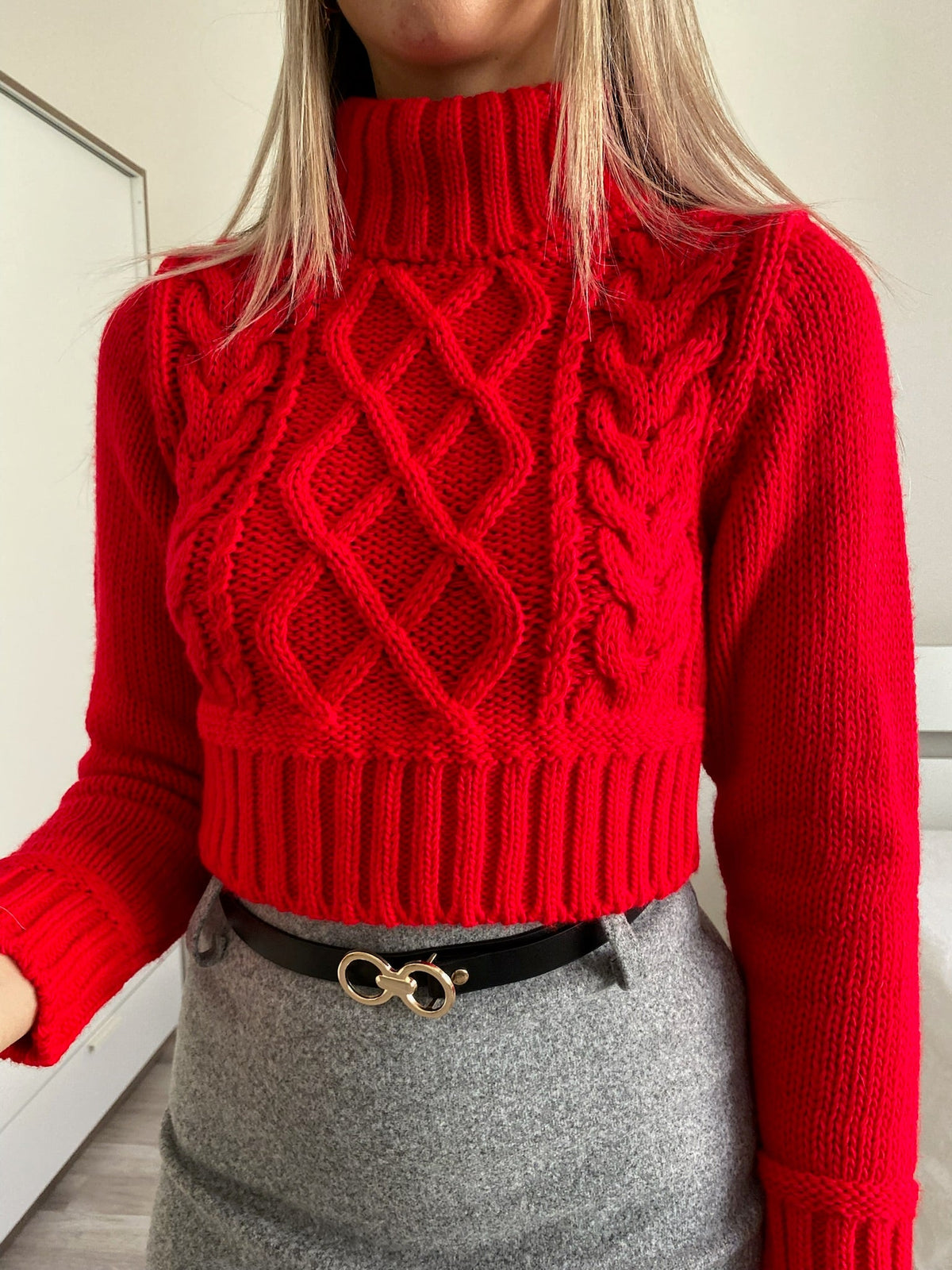 Maglione rosso a trecce