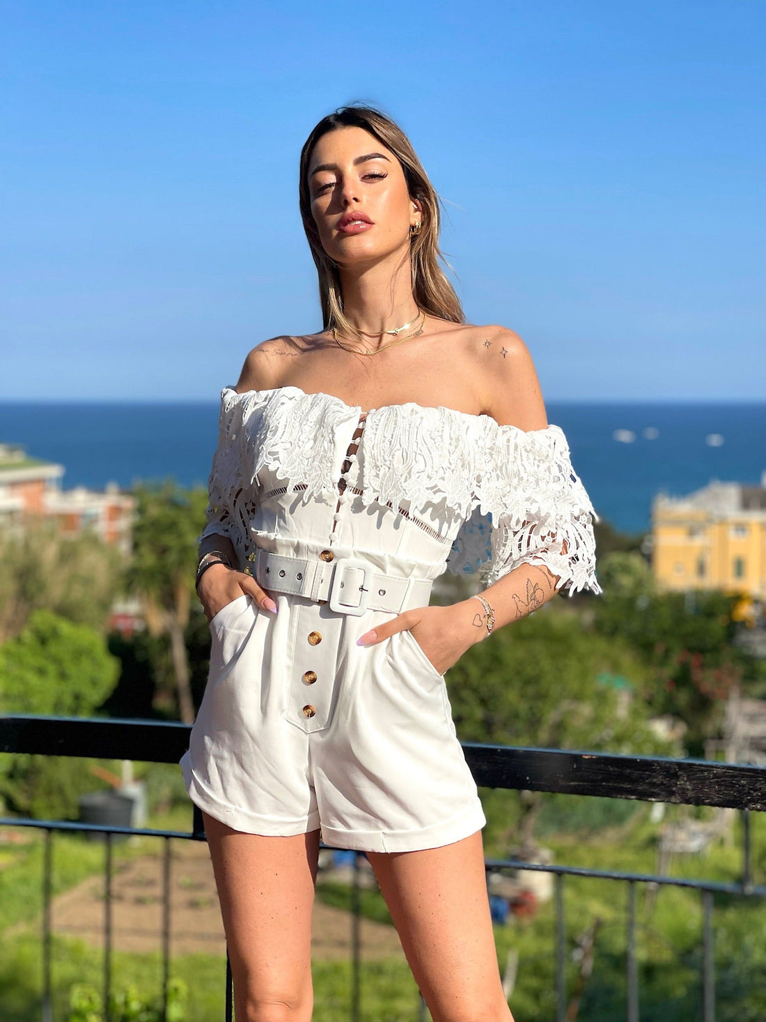 Tutina bianca scollo a barchetta e pizzo