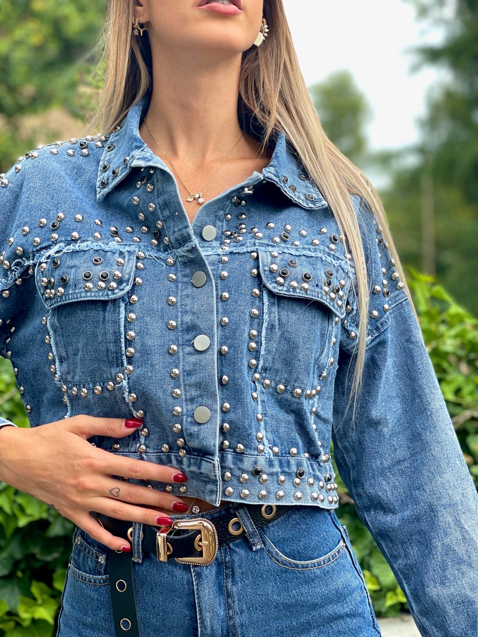 Giaccone di jeans con borchie