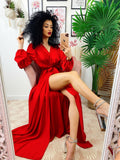 Abito in raso con maxi spacco manica lunga rosso