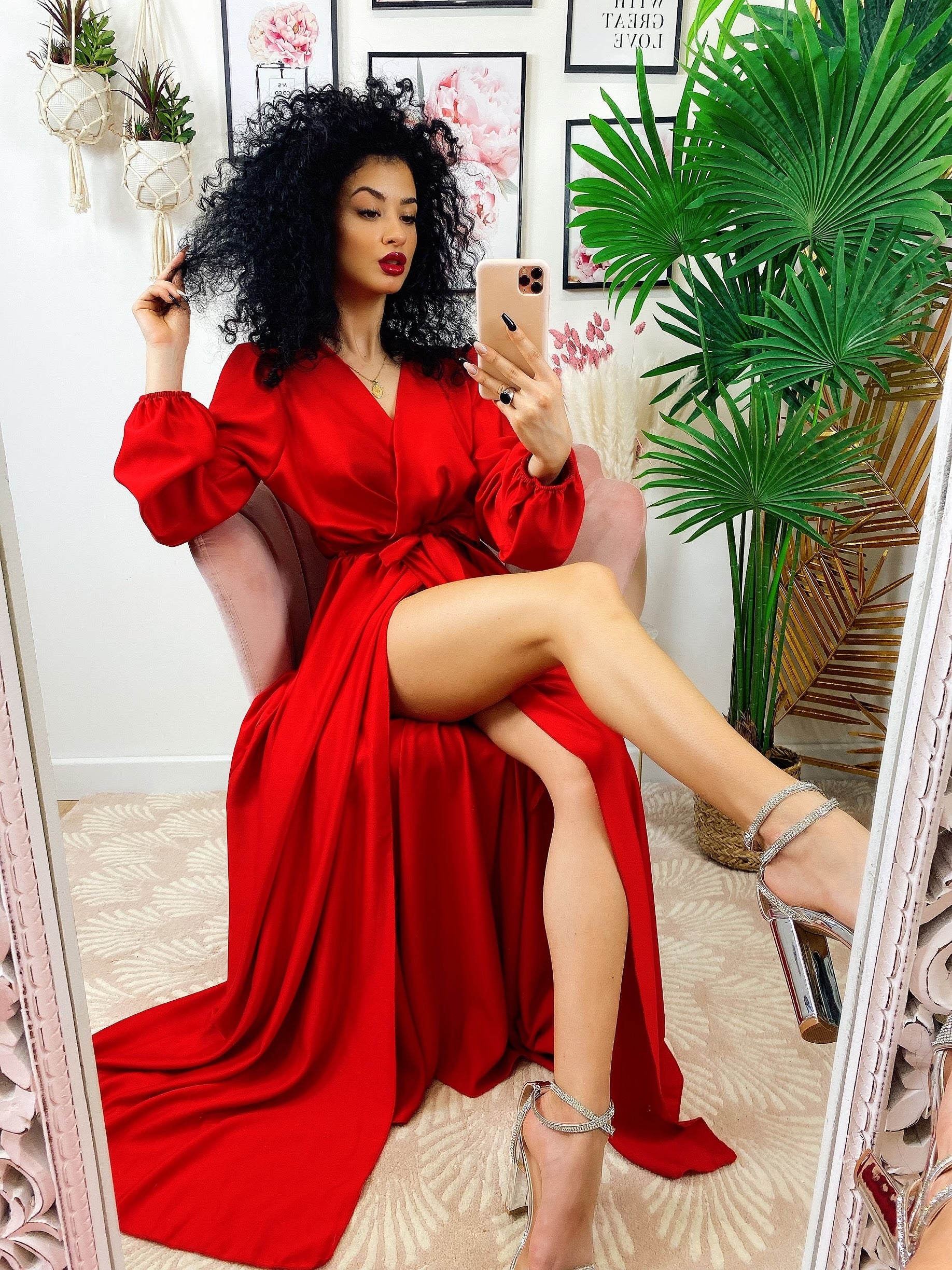 Abito in raso con maxi spacco manica lunga rosso