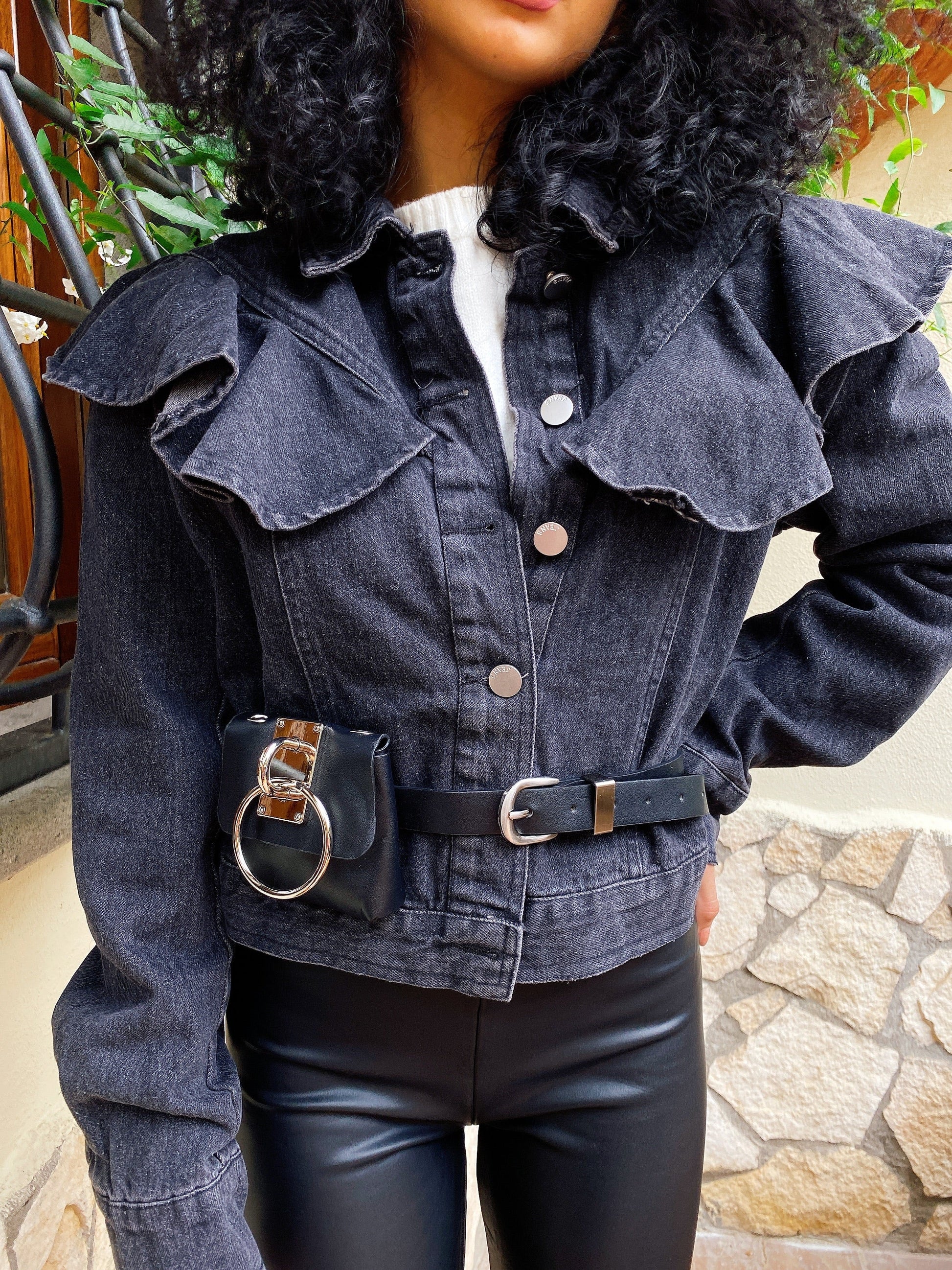 Giacca di jeans nero con rouches e marsupio