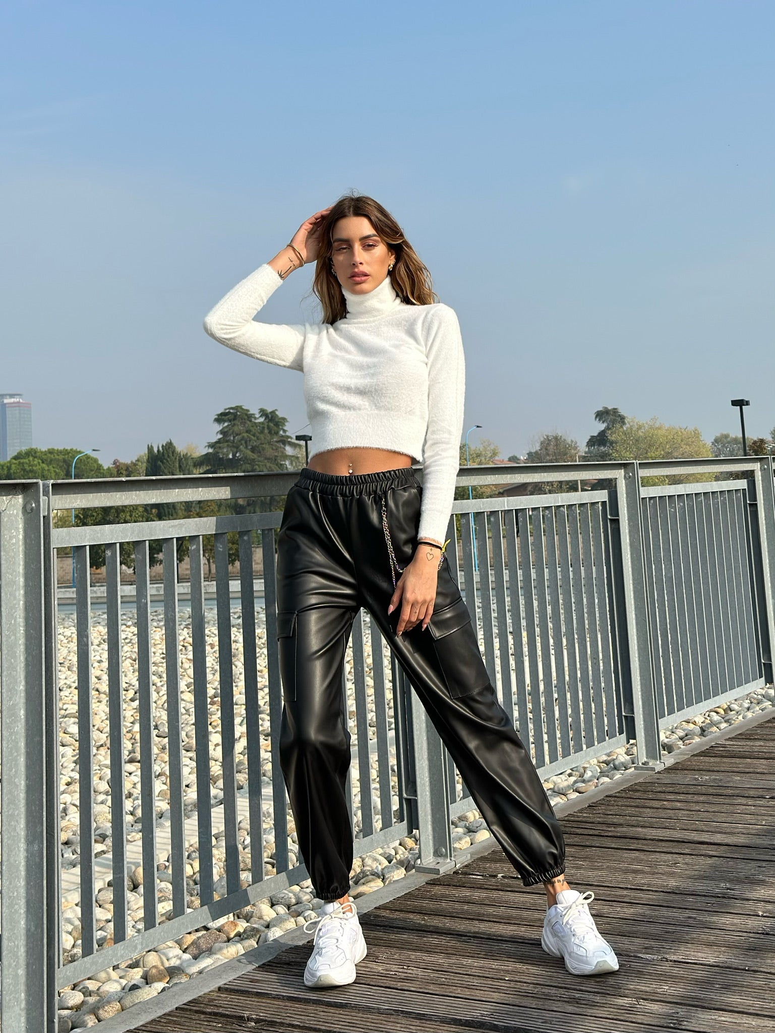 Pantalone in ecopelle con catenina nero