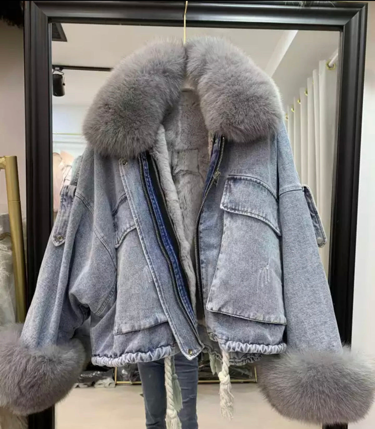 Giaccone di jeans con eco-pelliccia grigio.