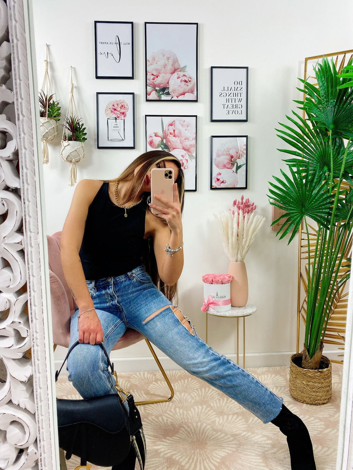 Jeans con spacco e spille