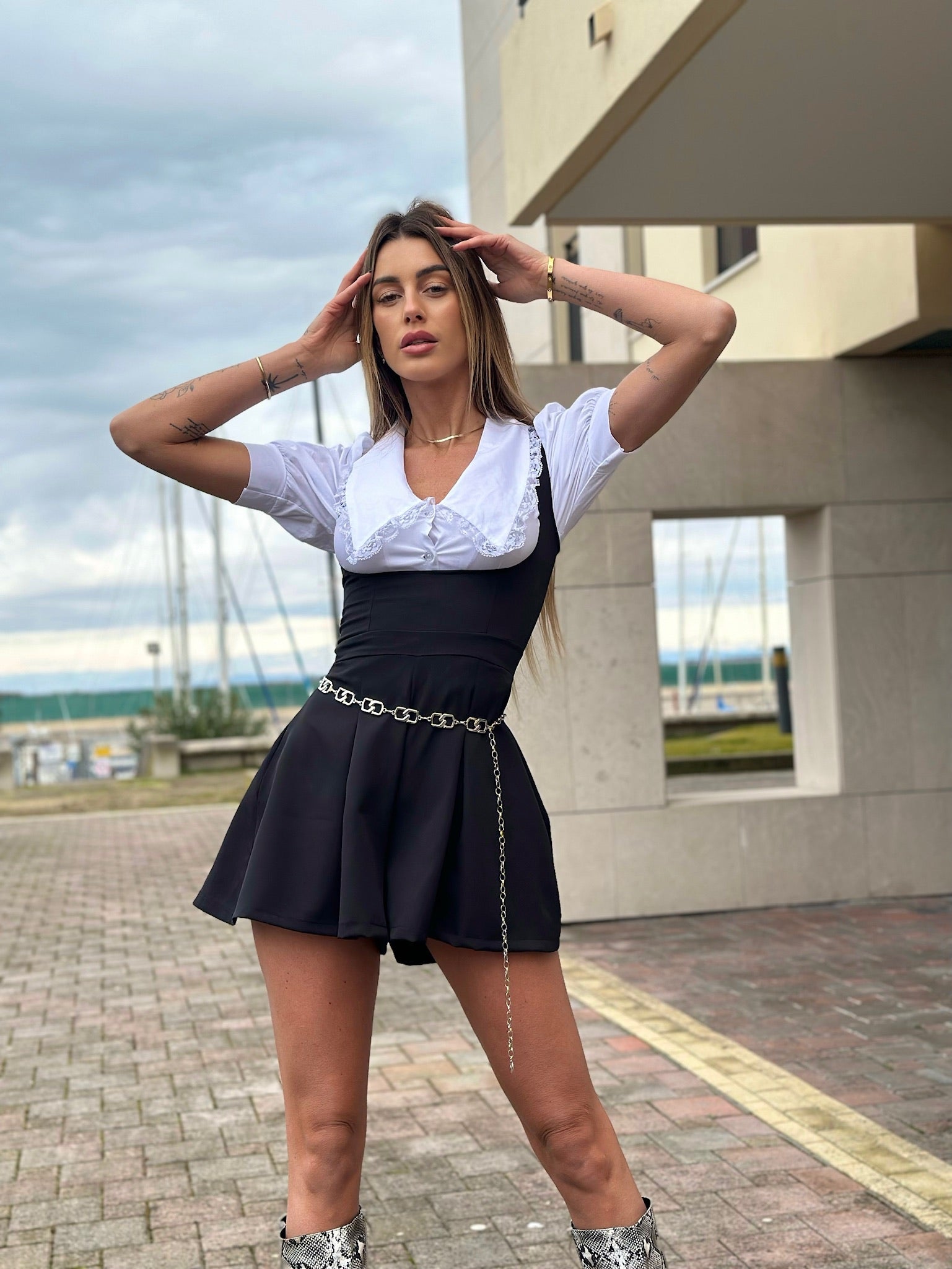 Salopette nera più camicia fiocchetto