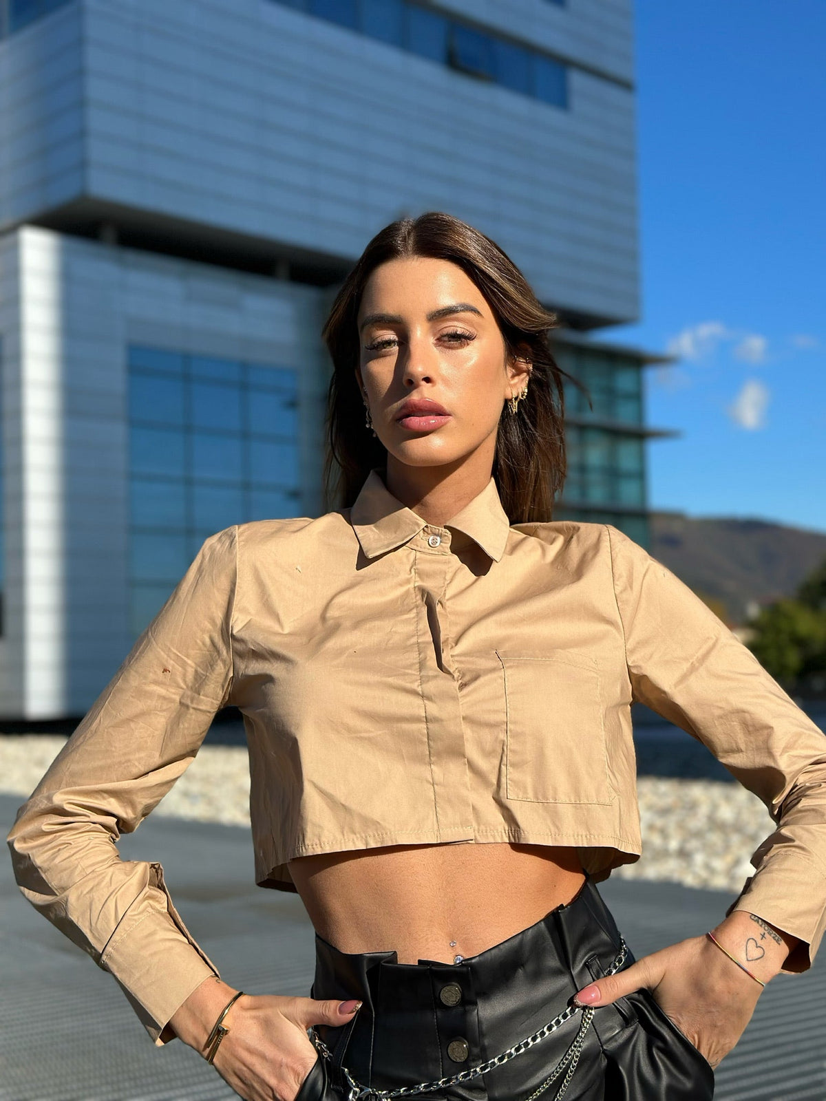 Camicia crop beige con taschino