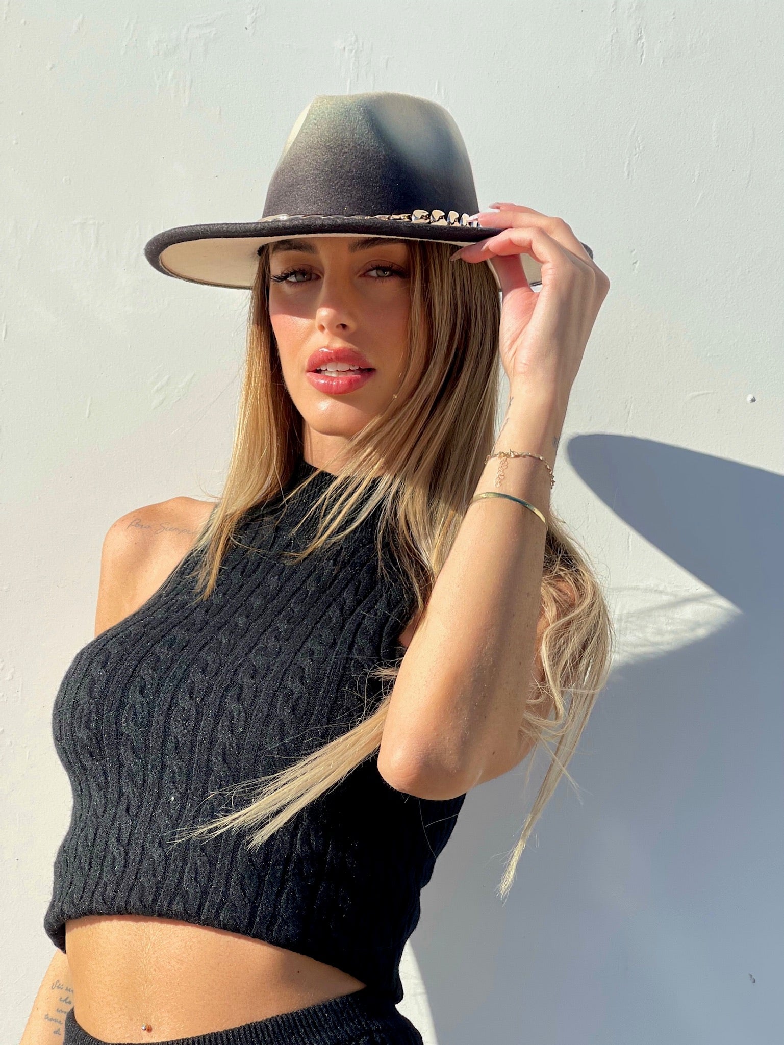 Cappello nero con catena nero