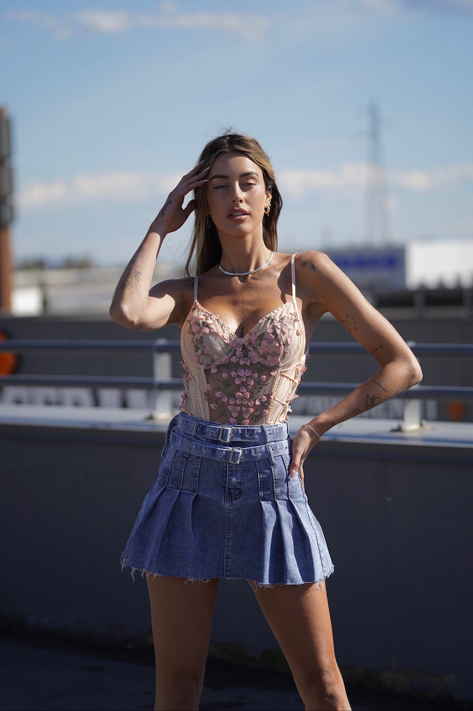 Gonna in jeans con pieghe e cinture