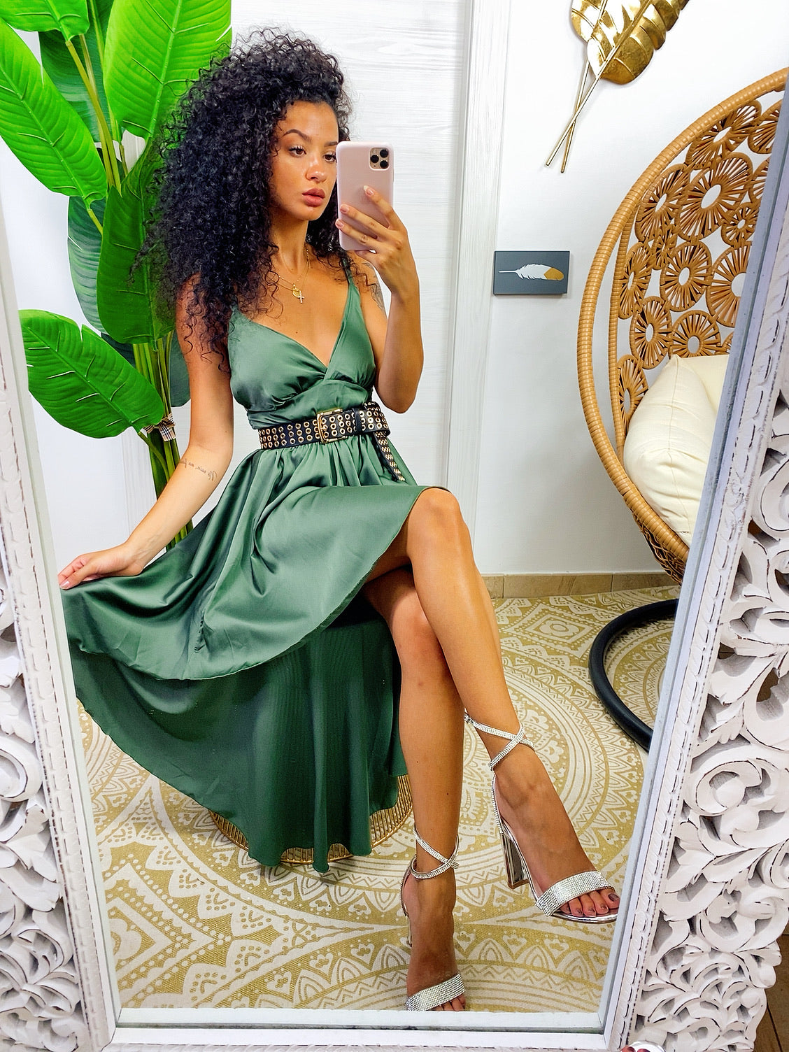 Abito in raso con gonna asimmetrica verde militare