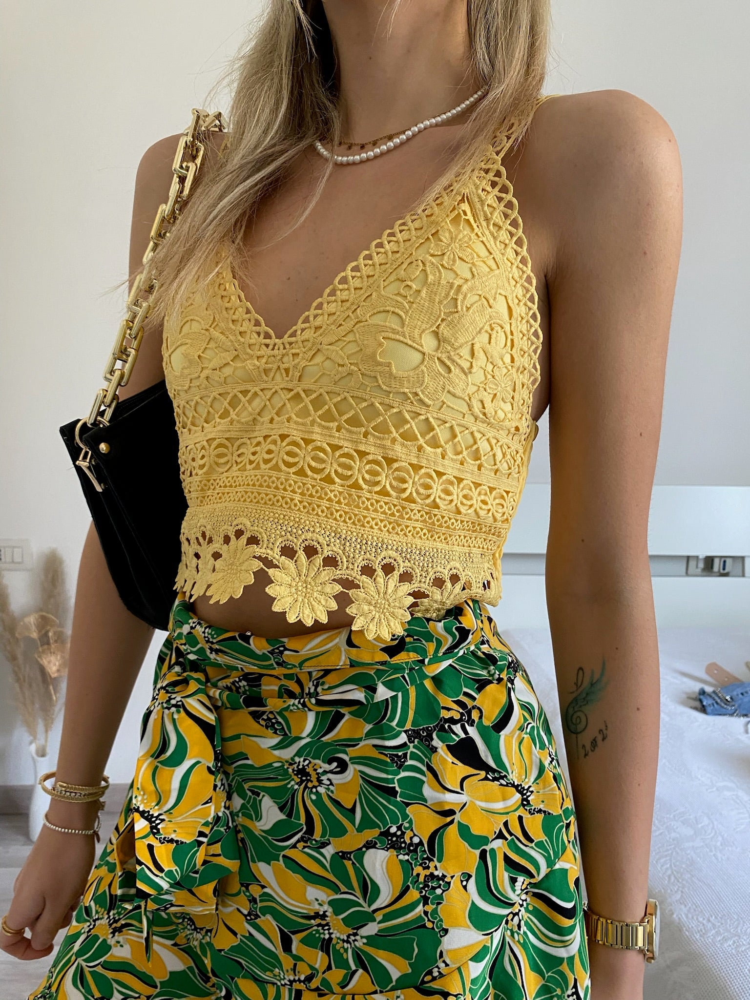 Top in pizzo giallo con pizzo