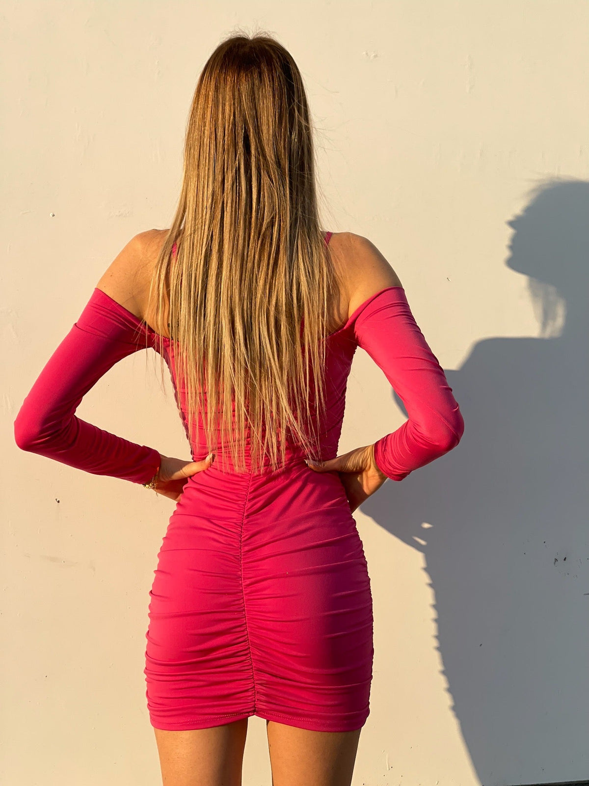 Abito con arricciatura e maniche lunghe fuxia