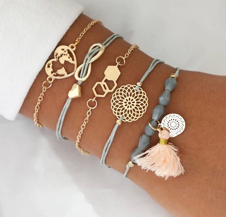 Bracciale con infinito e dettagli rosa grigio