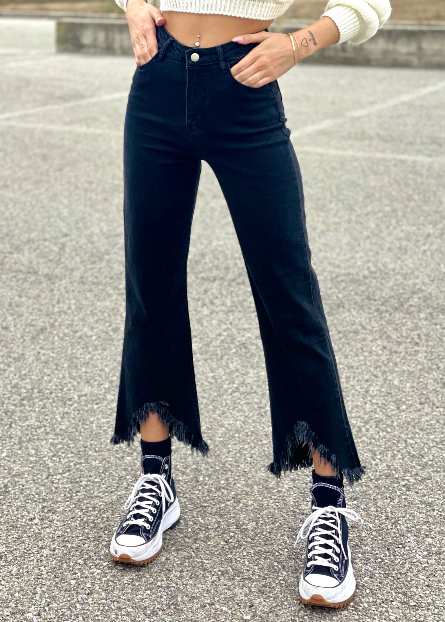 Jeans nero con V sfrangiata