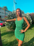 Abito con arricciature e schiena aperta verde