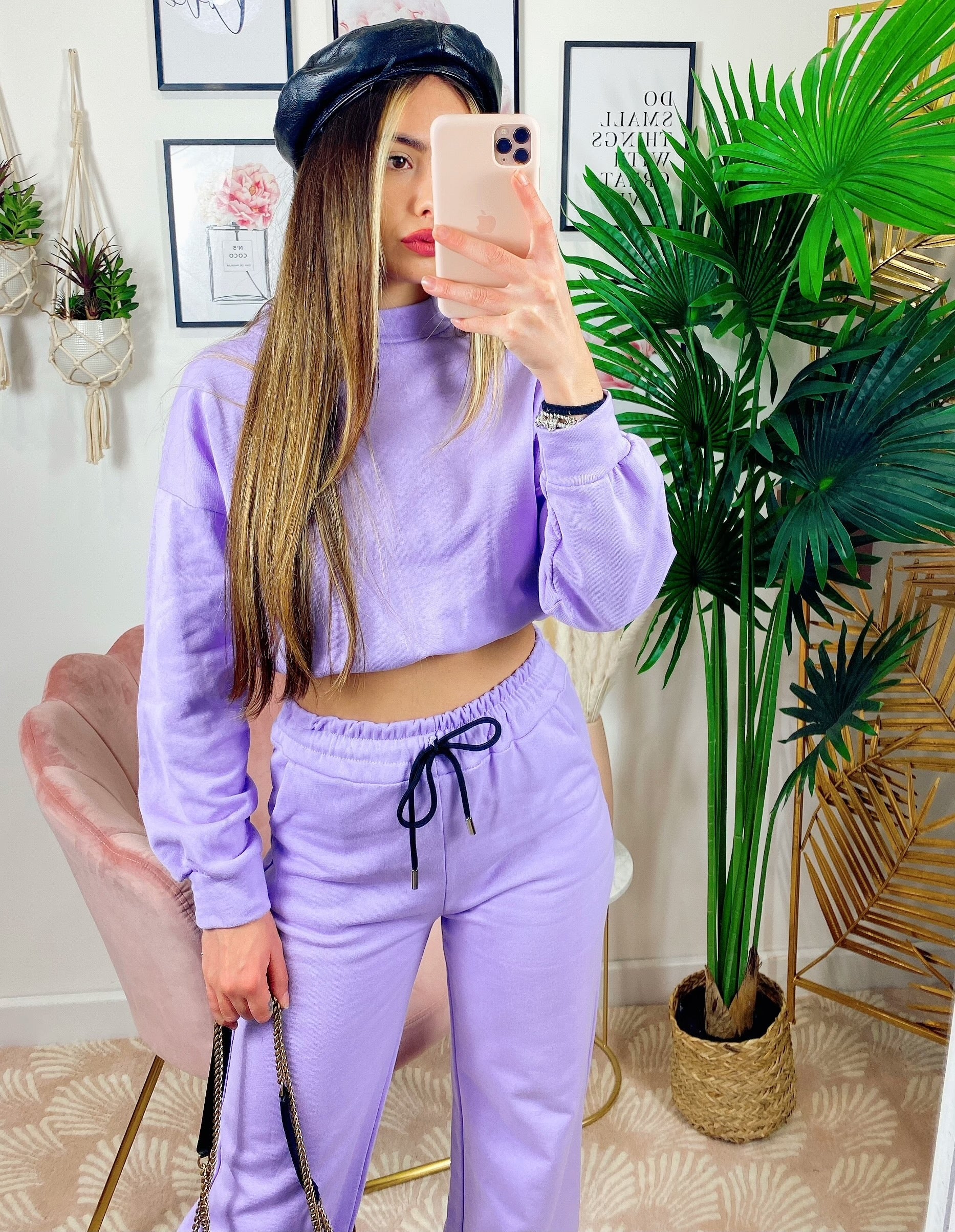 Jogger gamba larga e croptop lilla