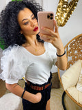 T-shirt bianca con tulle sulle maniche