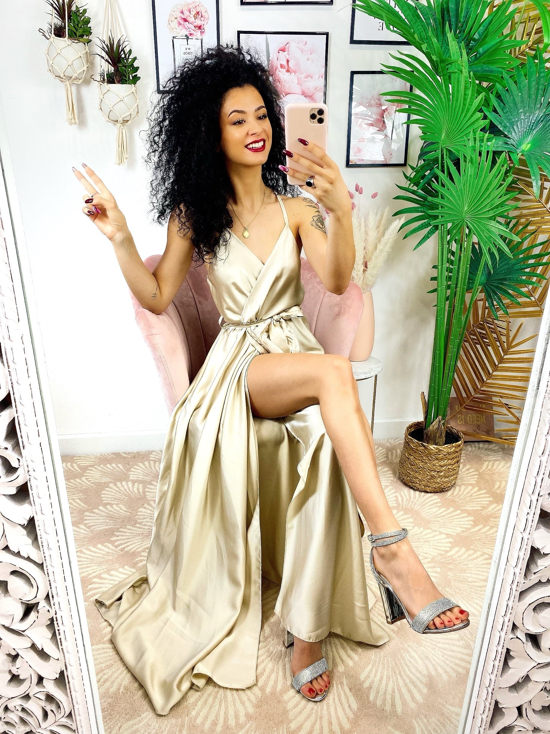 Abito in raso con maxi spacco beige