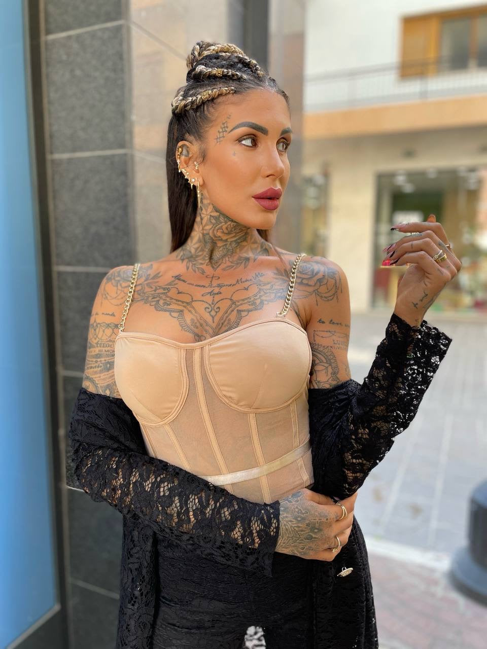 Body con trasparenze e catena nude