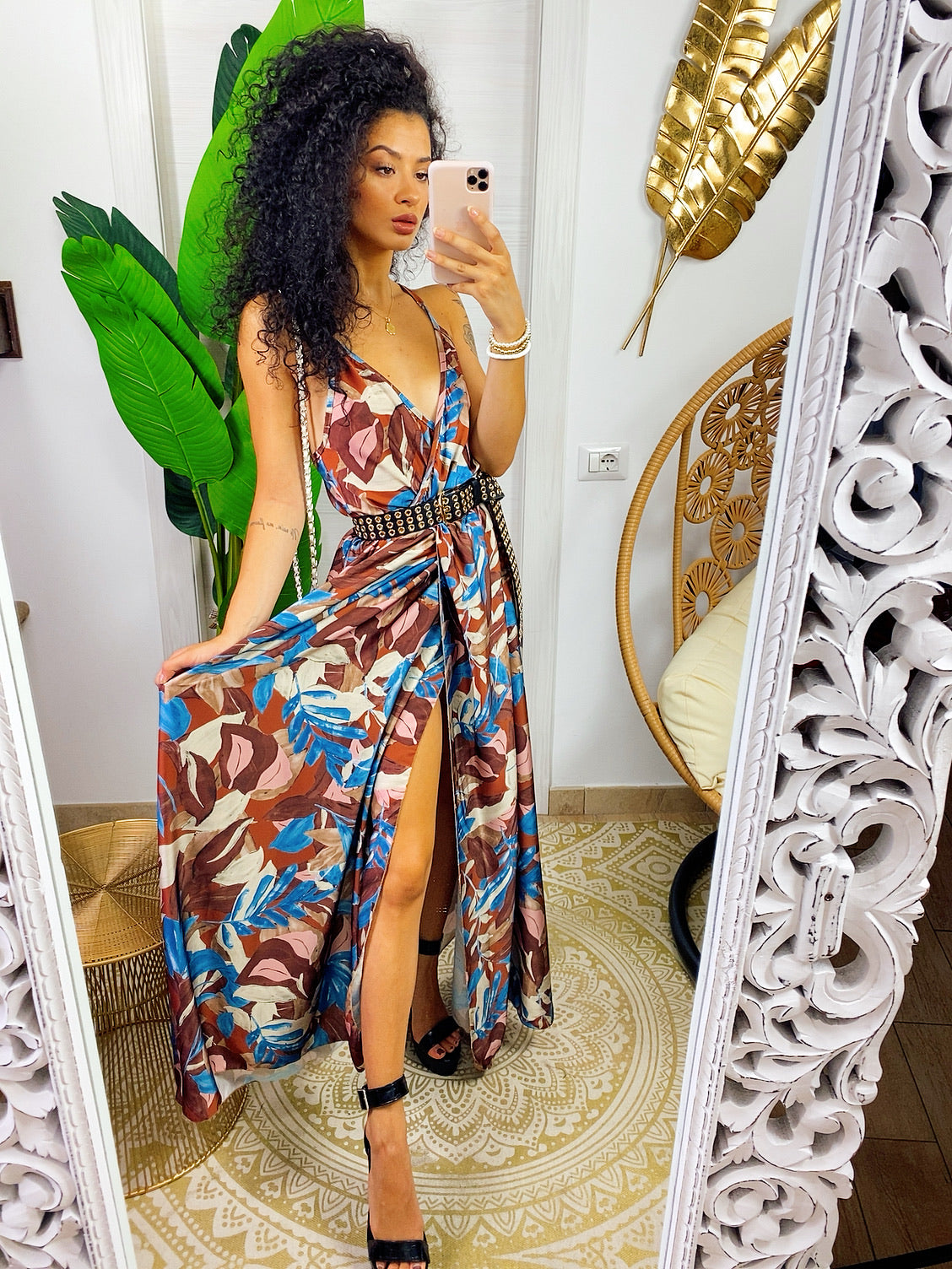 Abito in raso floreale con maxi spacco con foglie