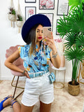 Camicia smanicata floreale con borsetta base Celeste