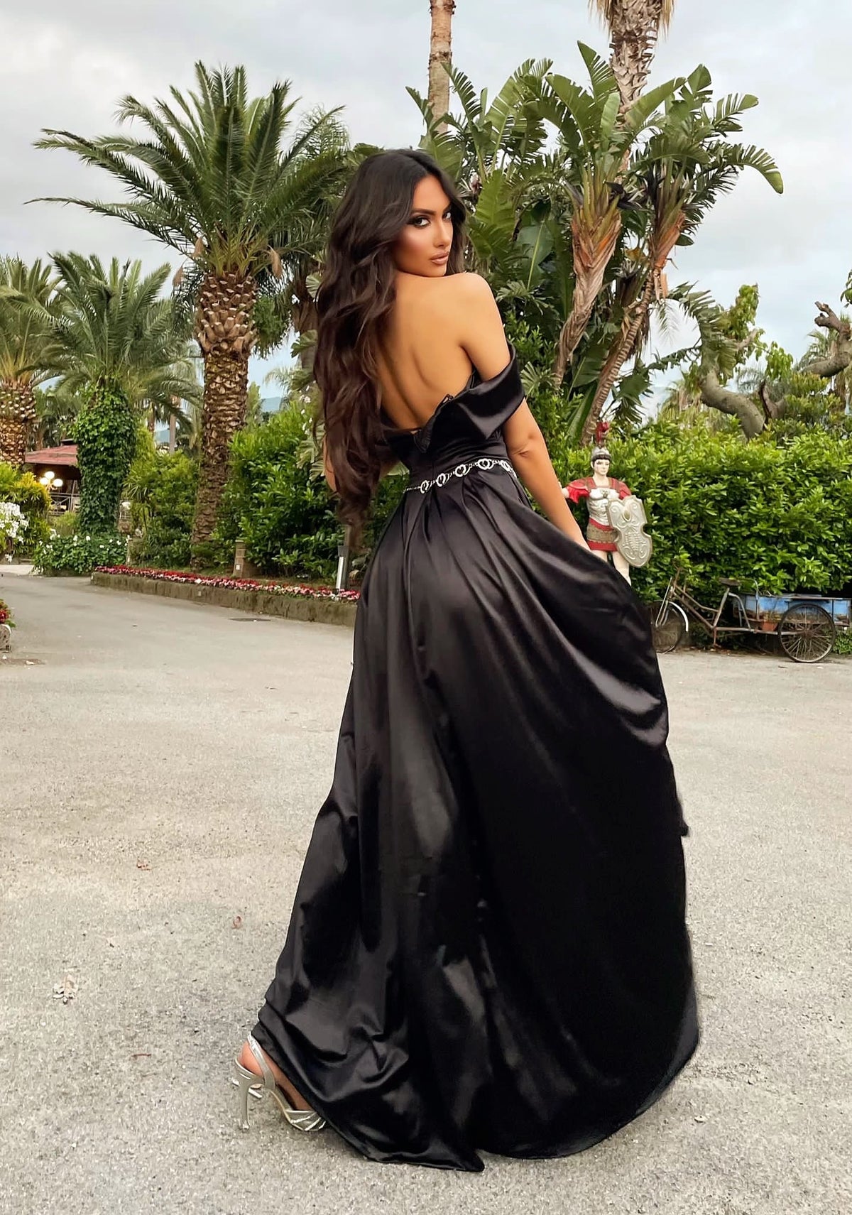Abito in raso nero scollo a barchetta